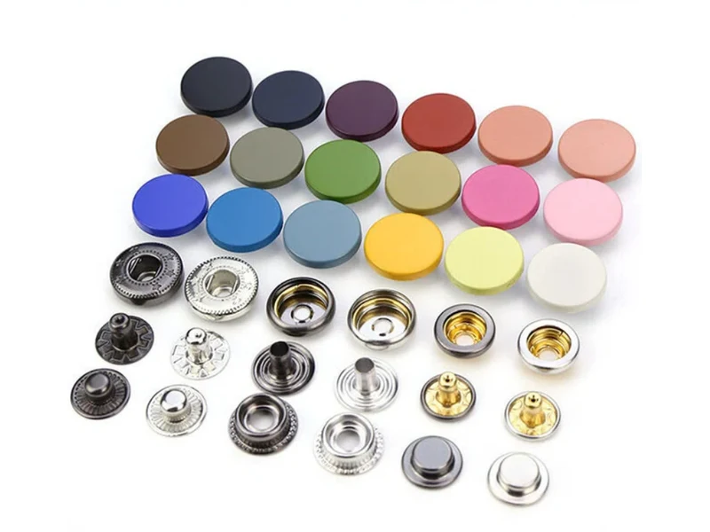 Brass spring snap fastener button set in gold finish